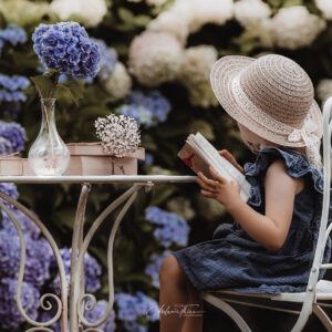 Kindheitslicht_Kinderportrait_Melanie_Thies_Familienfotografie_Engelskirchen_Kinder_Kind_liest ein Buchpicknick