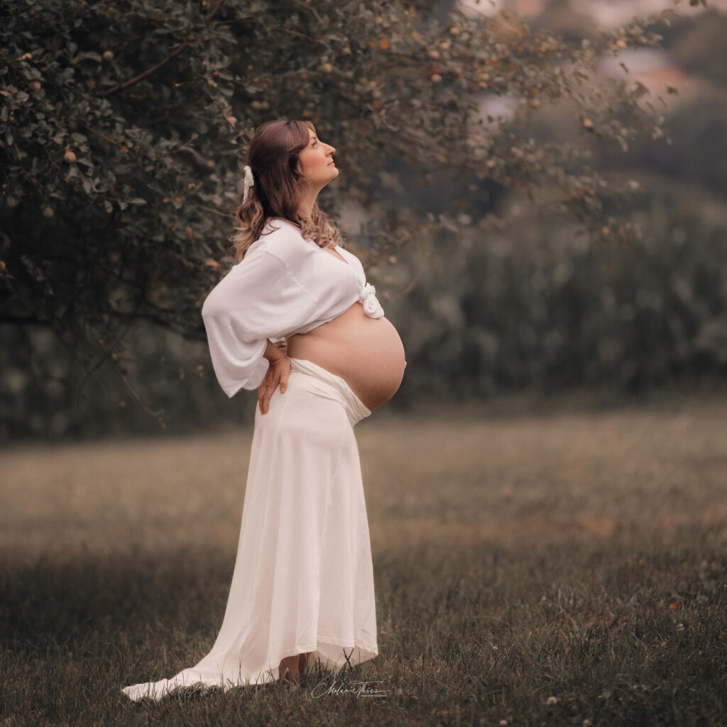 Romantisches Bild einer wunderschönen werdenden Mama beim Babybauchshooting in Engelskirchen