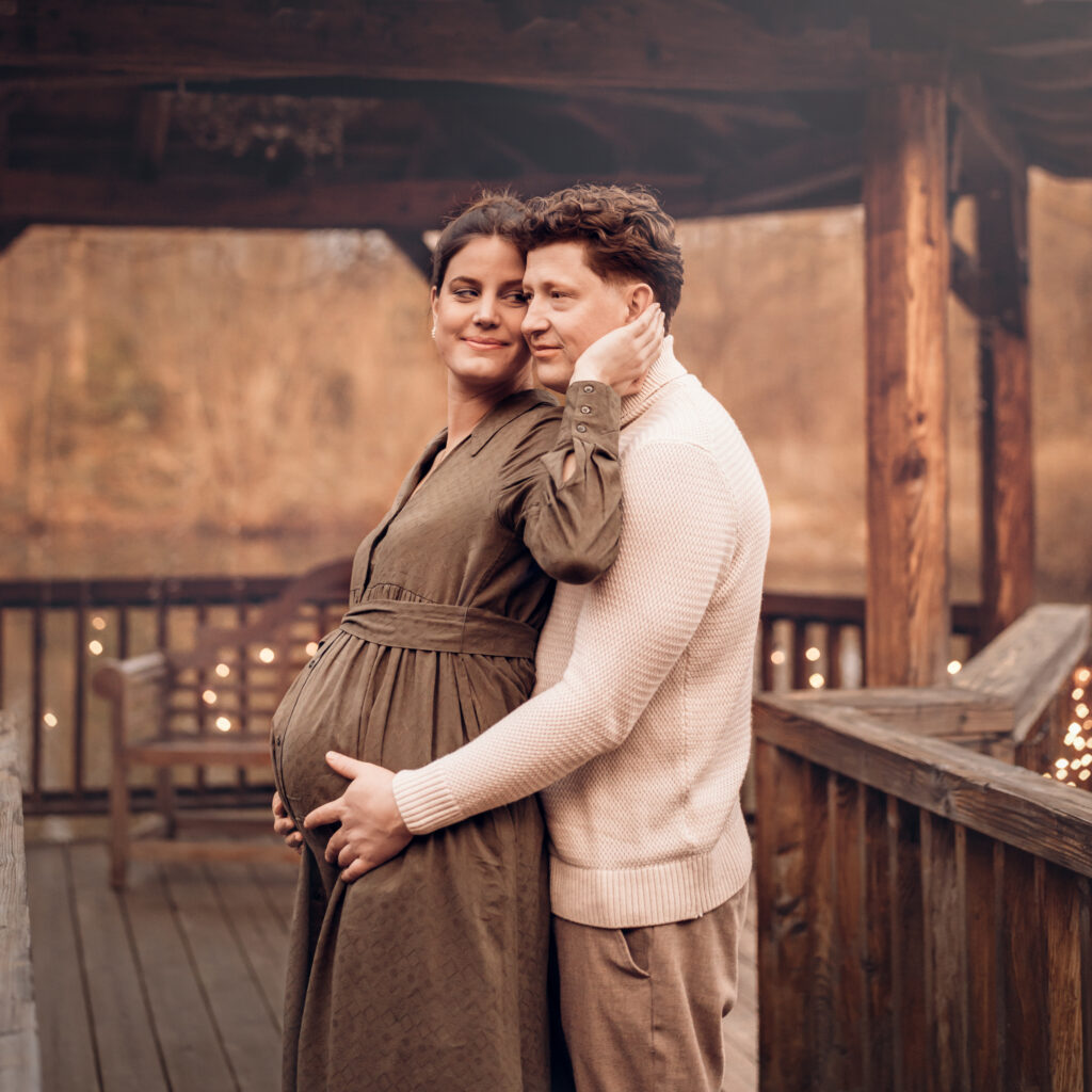 Babybauchshooting im Abendlicht in der blauen Stunde im Oberbergischen Kreis